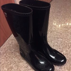 UGG Shaye boots (New)