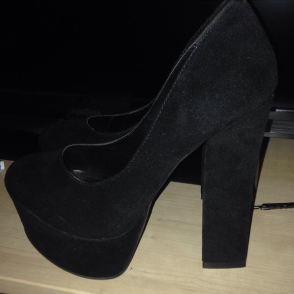 black heels - Picture 3 of 4