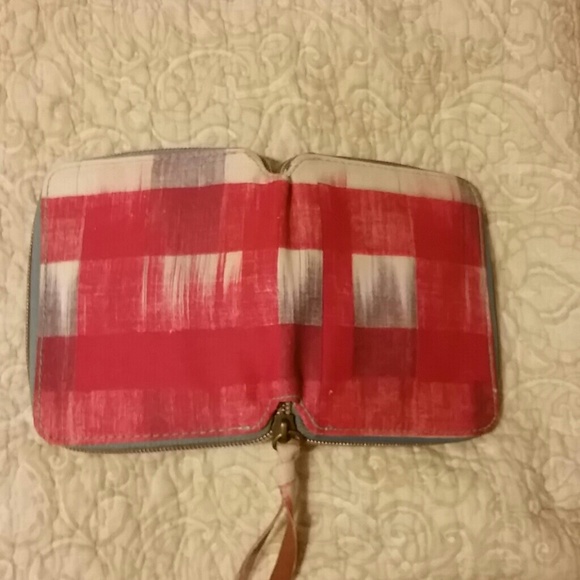 Small zip around wallet