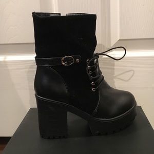 Black platform chunky heel boots 👢