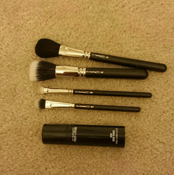 Mac brushes with Mac face primer gift