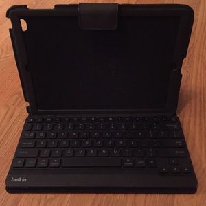 Tablet case with keyboard