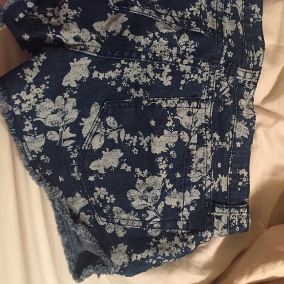 Blue jean shorts with white flower pattern - Picture 2 of 2