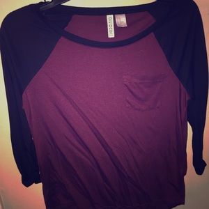 Black/burgundy baseball tee size XS