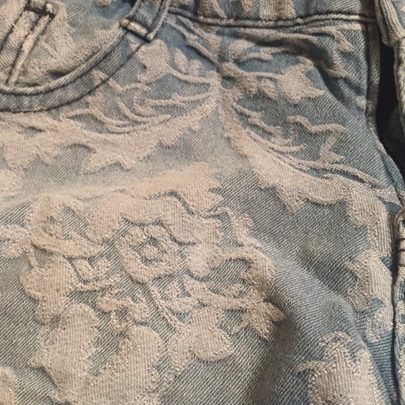 Light blue faded jeans with flower print - Picture 2 of 3