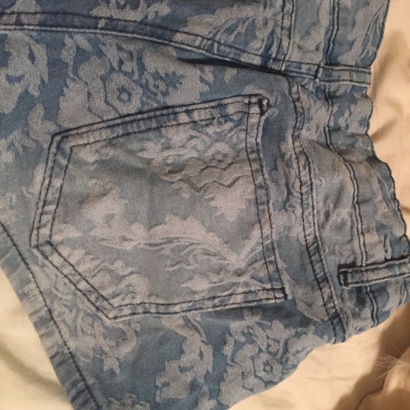 Light blue faded jeans with flower print - Picture 3 of 3