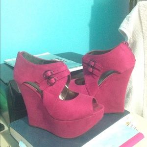 Shoes size 8 color fucsia.