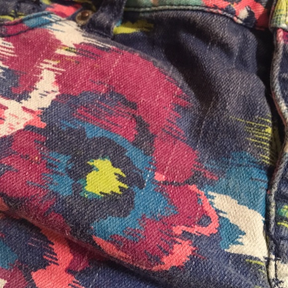 Colorful printed jean shorts - Picture 2 of 3