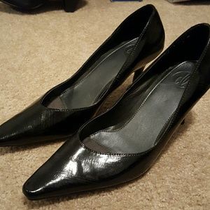 Black pumps