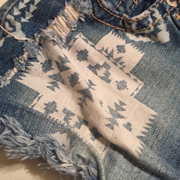 Tribal print jean shorts - Picture 3 of 3