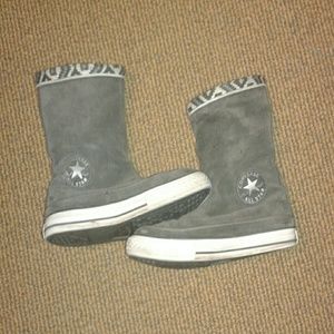 Grey boot like converse