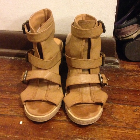 Urban Outfitters strappy sandal size 7.5