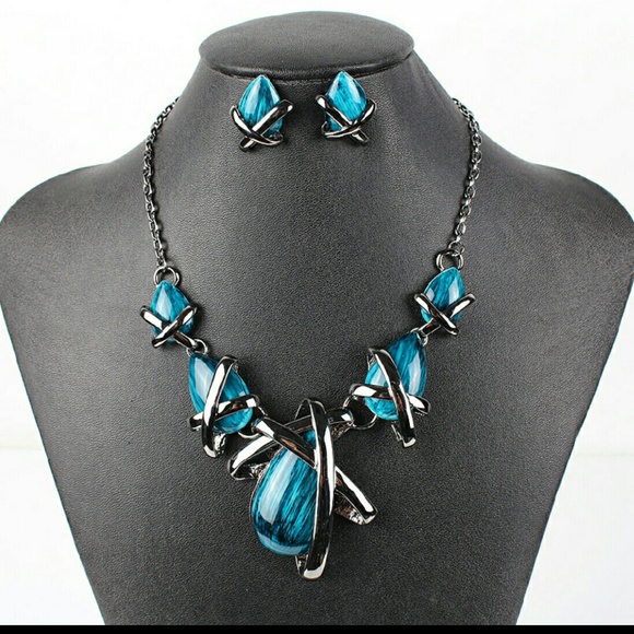 Necklace and earring set