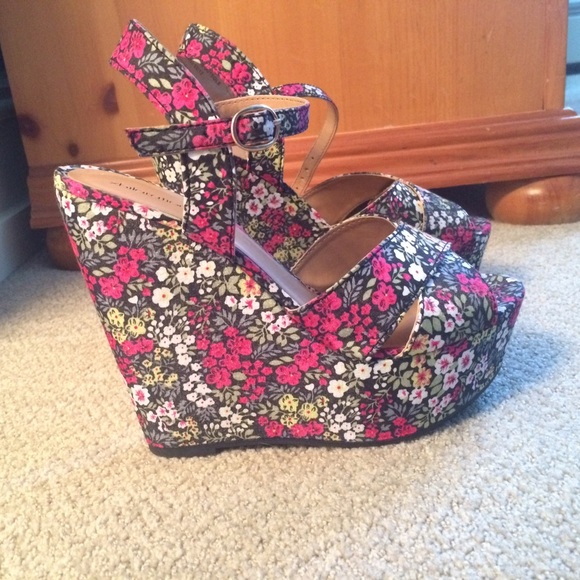 Xhilration Floral Wedges - Picture 2 of 3