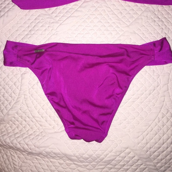 Bikini - Picture 3 of 4