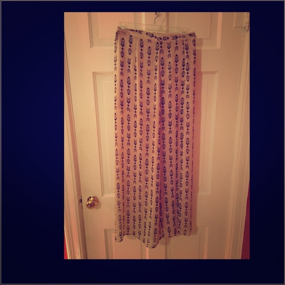High-waist, double-layered, long skirt.