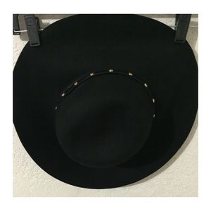 Black floppy hat for @livsage 👒