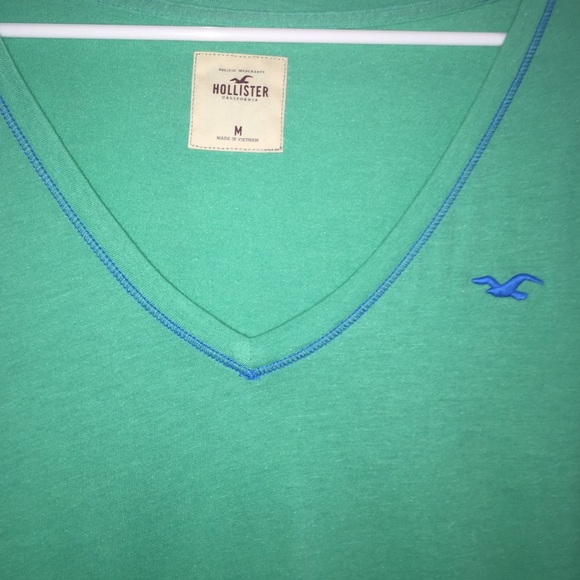 Hollister vneck - Picture 2 of 3
