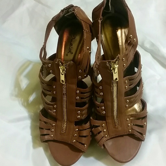 Tan heels - Picture 2 of 3