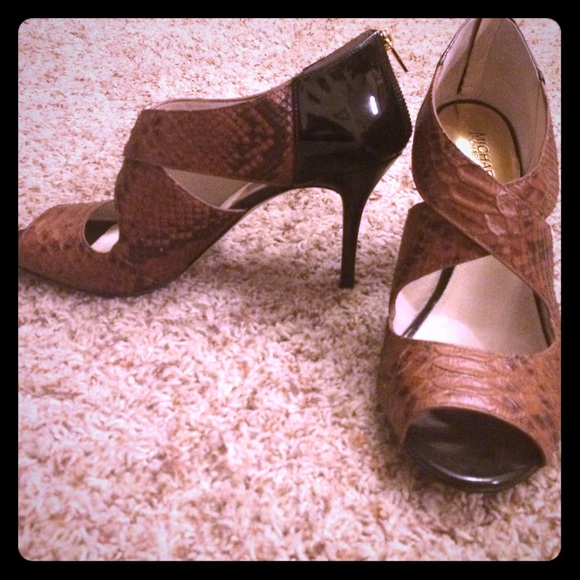 🎉💕Host Pick 💕🎉 MK heels - size 12 NWT