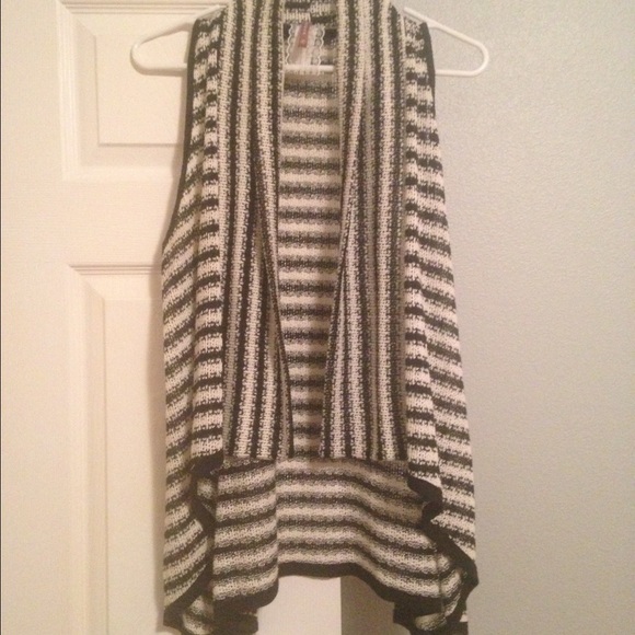 Tops - Knit vest black and cream