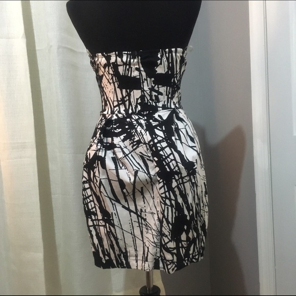 Abstract strapless dress with pockets - Picture 2 of 3