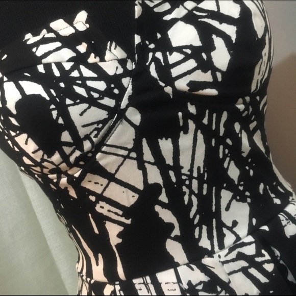 Abstract strapless dress with pockets - Picture 3 of 3