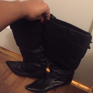 Pointy toe leather boot