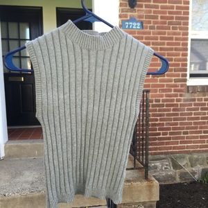 Sleeveless cut sweater top