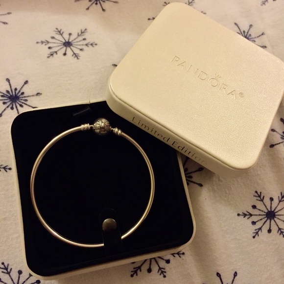 Pandora Limited Edition Dainty Bow Bangle 7.5"