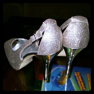 Guess strapback platform heels