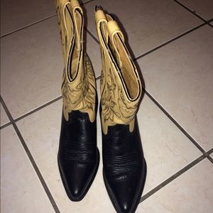 2 tone Ariat boots, like new, fits large (IMO)