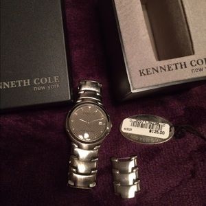 Men's watch w/ original box and extra links.
