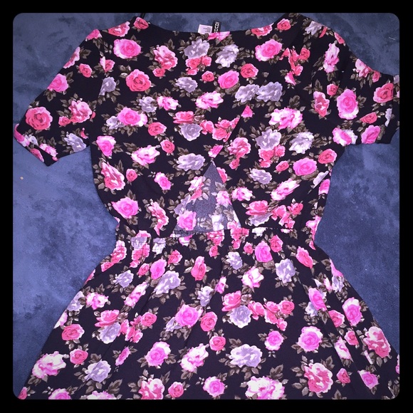 H&M floral dress w/ cutout back size 4 / small💕🎀