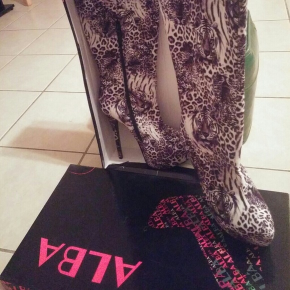 *** SOLD ***  Boots - Picture 2 of 4