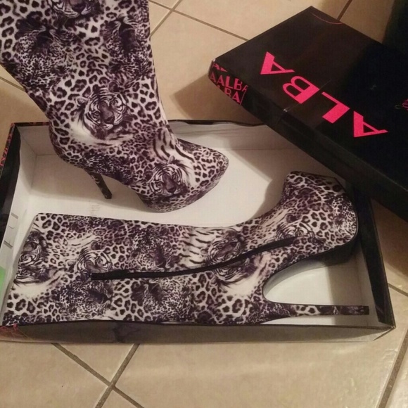 *** SOLD ***  Boots - Picture 3 of 4