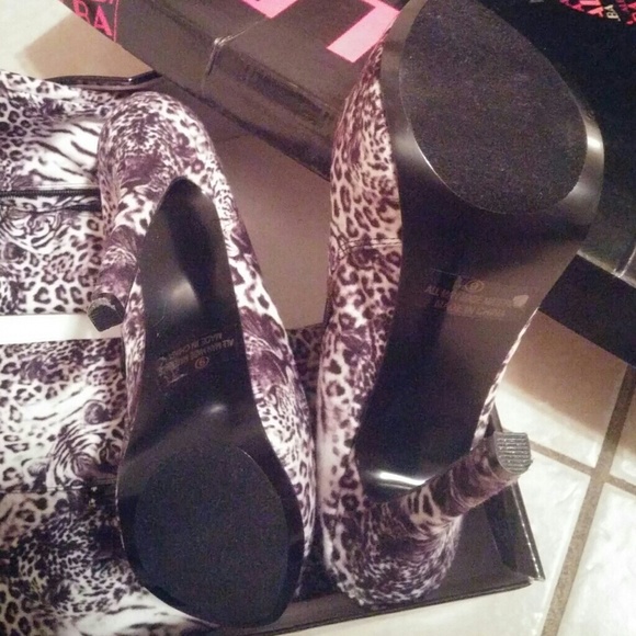 *** SOLD ***  Boots - Picture 4 of 4