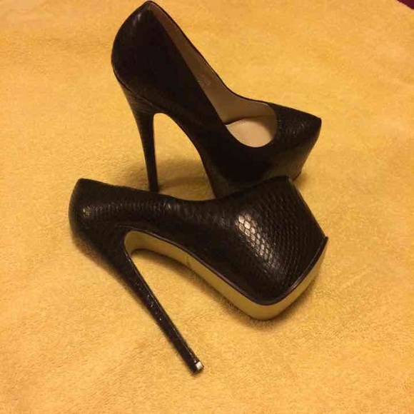 Sky High Black Pumps