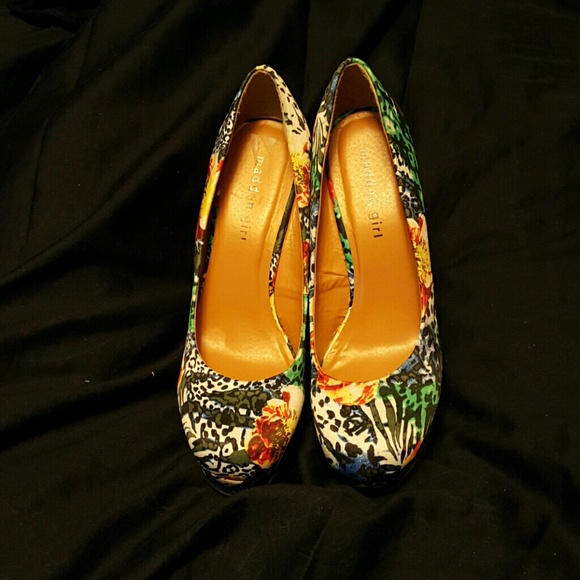 Shoes - Picture 2 of 4