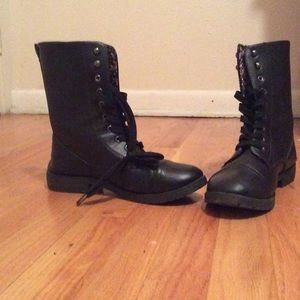COMBAT BOOTS