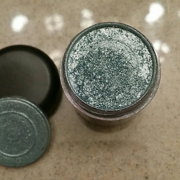 LAST DAY SALE..... Mac pigment shadow - Picture 2 of 3
