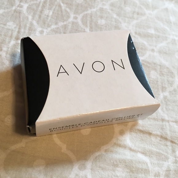 Avon Melissa Necklace and Earrings Gift set