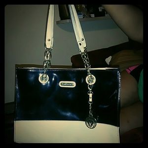 Fabulous Anne Klein hand bag. Cute all round bag