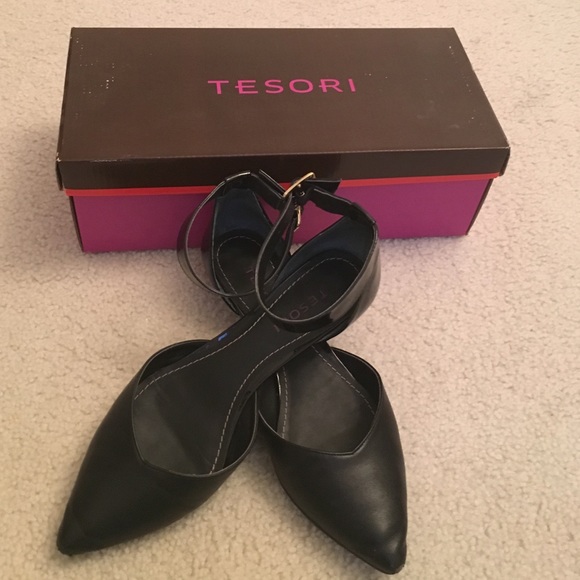 Tesori Black Pointed Flats