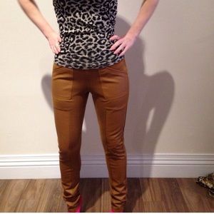 Brown leggings with PU leather pockets and design