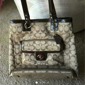 ***SOLD**AUTHENTIC LARGE COACH TOTE EUC