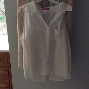 White collar no sleeve blouse