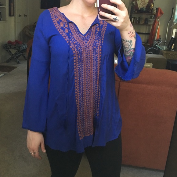 🌼Francesca’s | Bell sleeve top - Picture 2 of 3