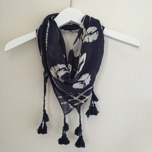 hollister lightweight square ikat tasseled scarf