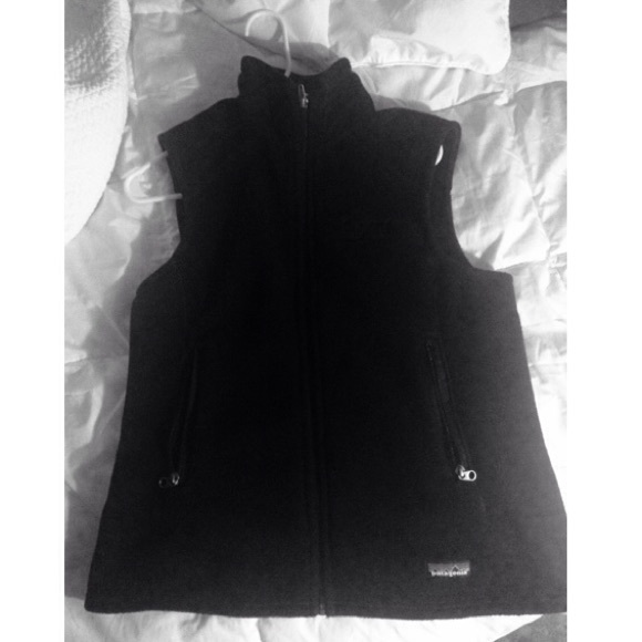 Vest- small stitching in black HG TV on left chest